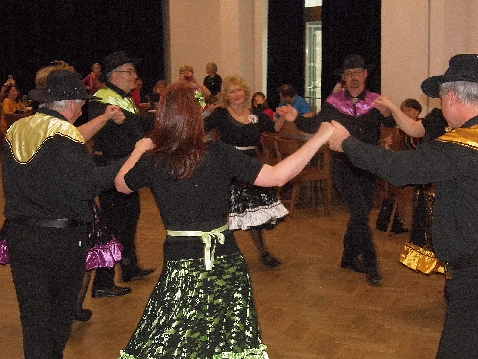Účastníci tancují na večírku